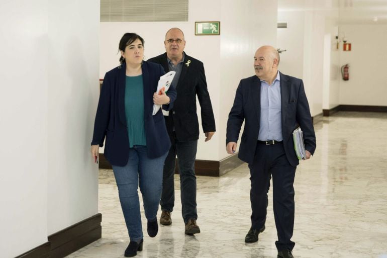 Los representantes del PNV en la ponencia de Autogobierno del Parlamento Vasco, la presidenta, Jone Berriozabal, y Joseba Egibar (c) e Iñigo Iturrate, antes de comenzar la reunión que la misma celebra hoy en la sede de la Cámara en Vitoria.