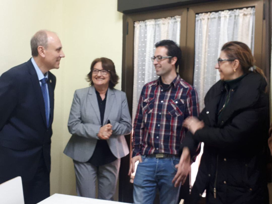 De izq a decha, César Moñux, director de Michelin Aranda, Simona Palacios, presidenta de Autismo Burgos, Javier Herrero, psicólogo de la asociación, y Raquel González, alcaldesa de Aranda