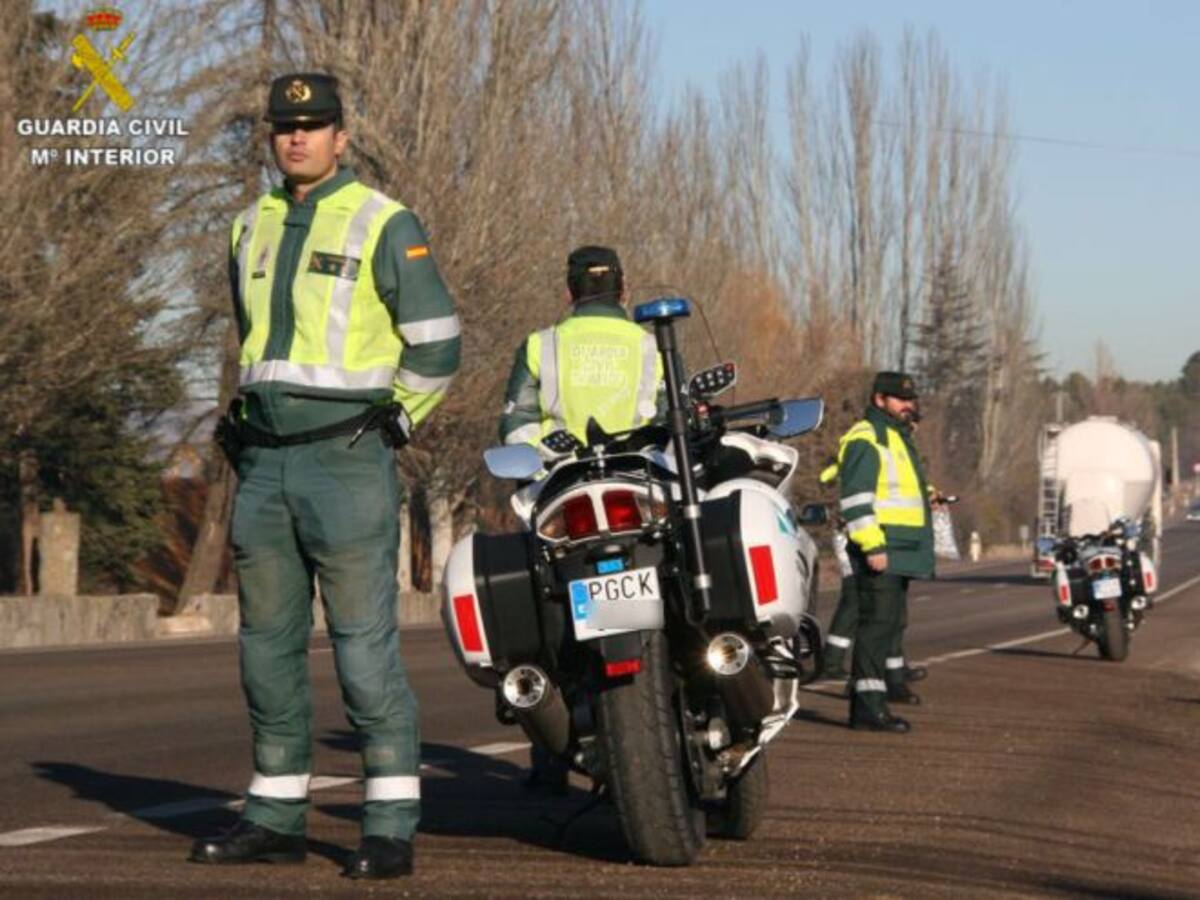 Detienen a un conductor sin carné que abandonó su vehículo tras un accidente