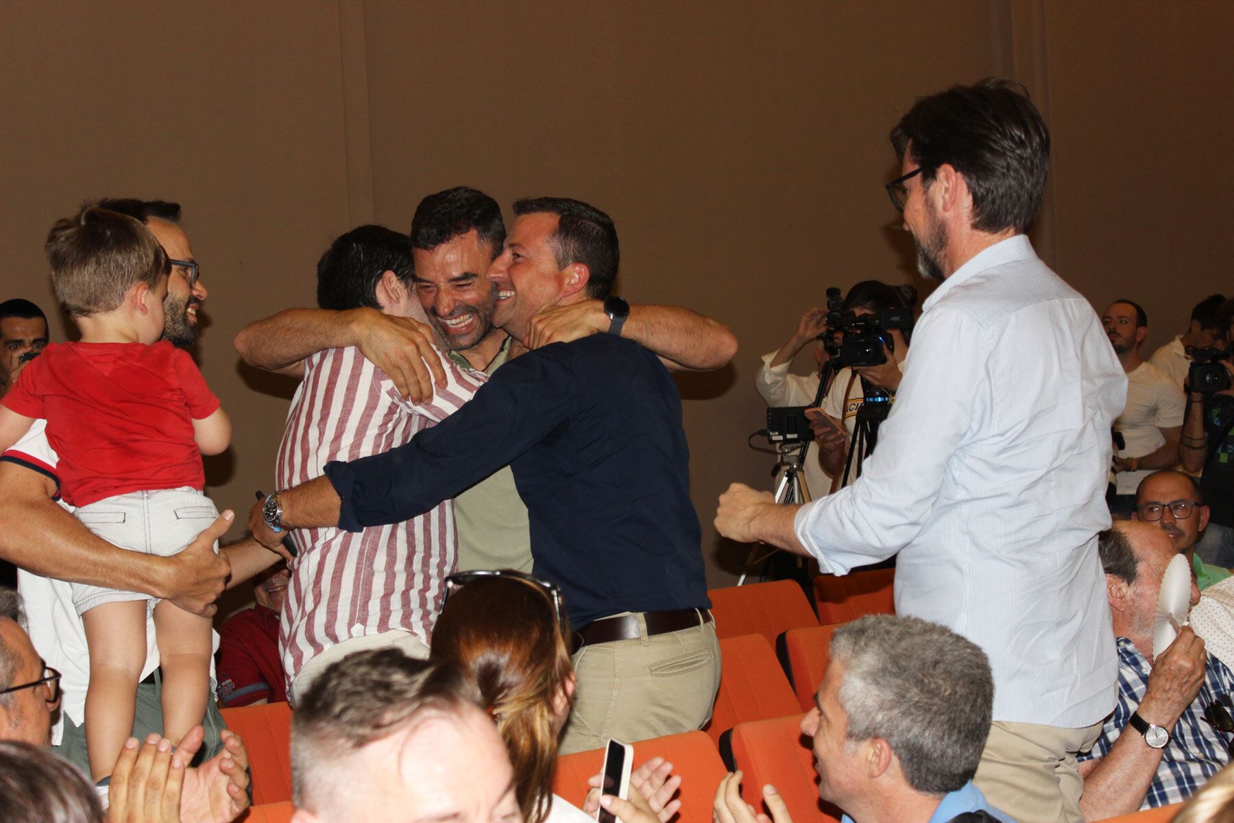 Momento de alegría de Luis Sánchez al conocer que su hijo será el Sant Jordiet 2023, abrazado por el tío del pequeño, Rafa Linares