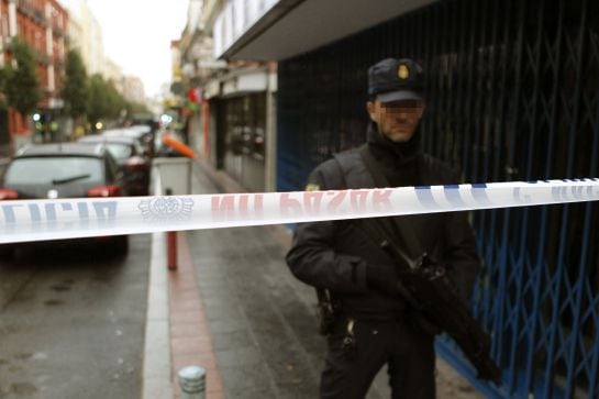 Efectivos de la Policía Nacional en la calle del madrileño barrio de Vallecas.