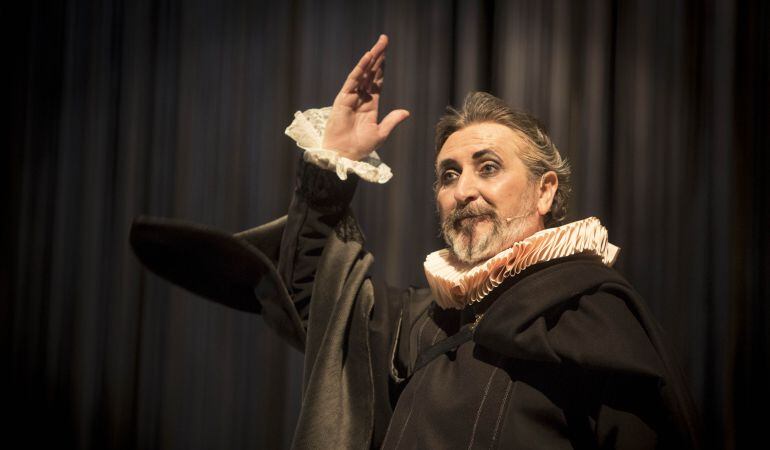 El actor Sebastián Haro caracterizado como Cervantes