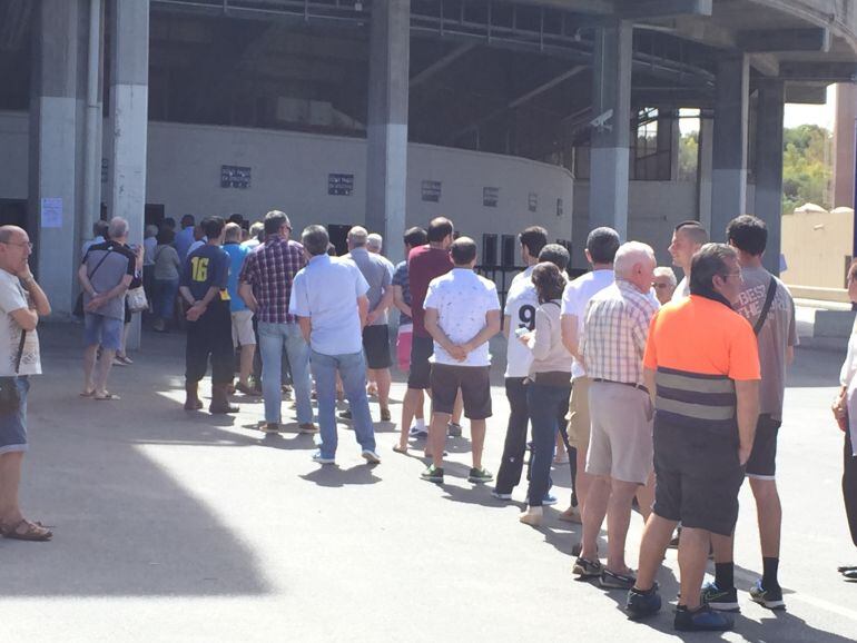 Los aficionados hacen cola en las taquillas del estadio José Rico Pérez