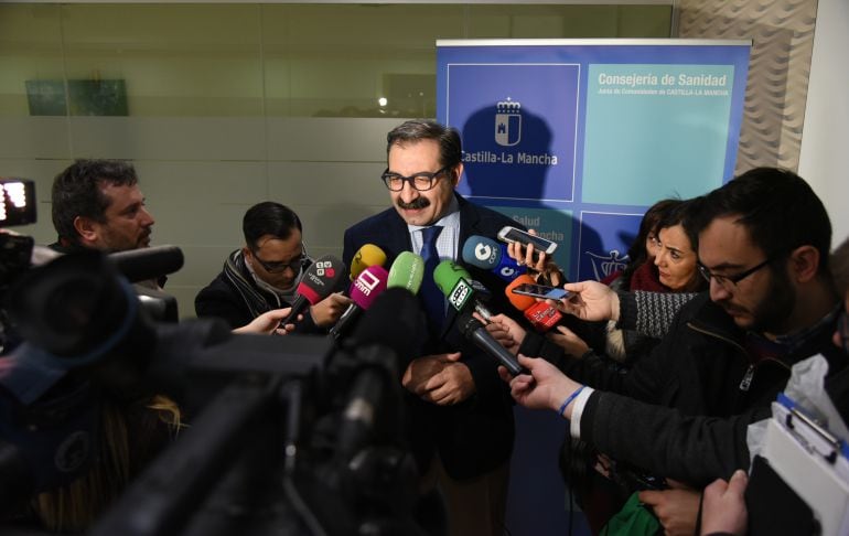El consejero de Sanidad, Jesús Fernández, haciendo declaraciones a los medios de comunicación