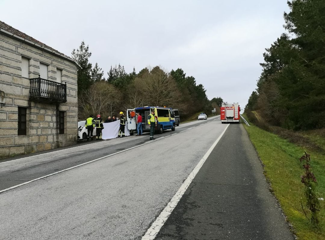 El accidente se producía a las 11:25 de esta mañana de lunes en O Irixo