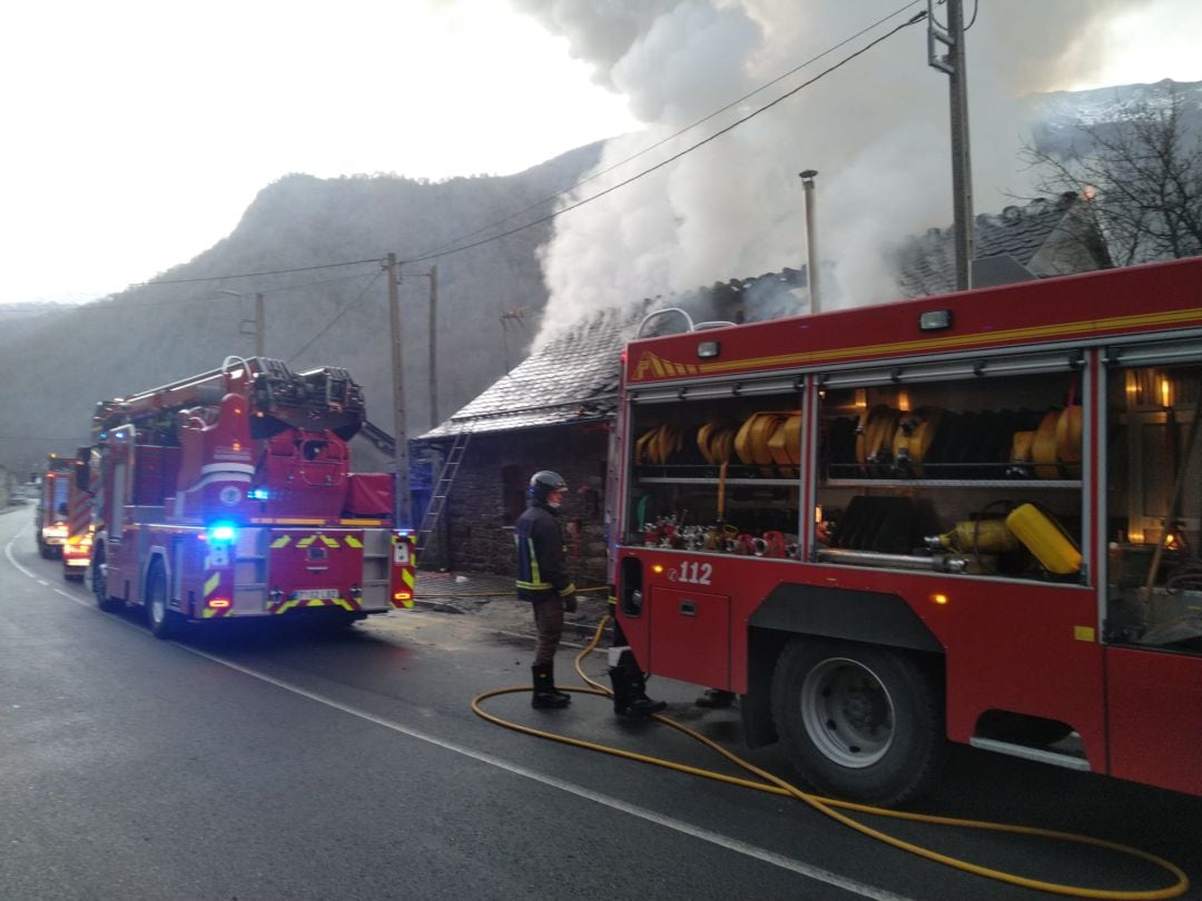 Incendio en una casa unifamiliar en Cuevas del Sil