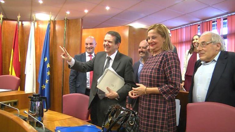 El alcalde de Vigo, Abel Caballero hace el símbolo de la victoria con la teniente de alcalde y presidenta de la Diputación, Carmela Silva, a su izquierda y el concejal de Facenda, Jaime Aneiros, a su derecha.