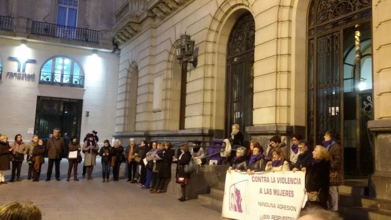 Alrededor de un centenar de personas han acudido a esta concentración de protesta contra la violencia contra las mujeres