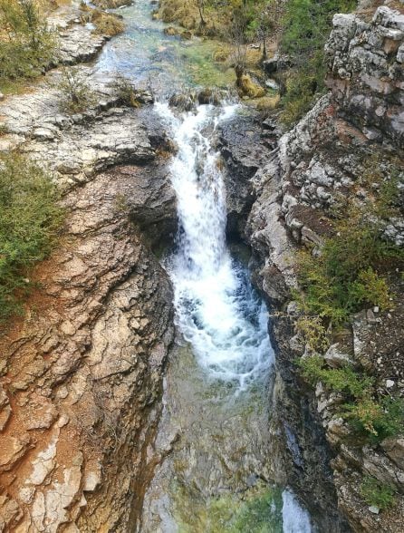 El arroyo forma pequeñas cascadas en su recorrido.