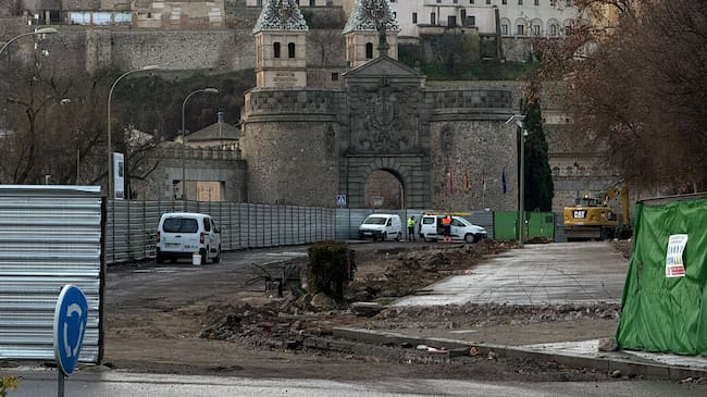 Trabajos de adoquinado en uno de los sentidos del Paseo de la Vega de Toledo