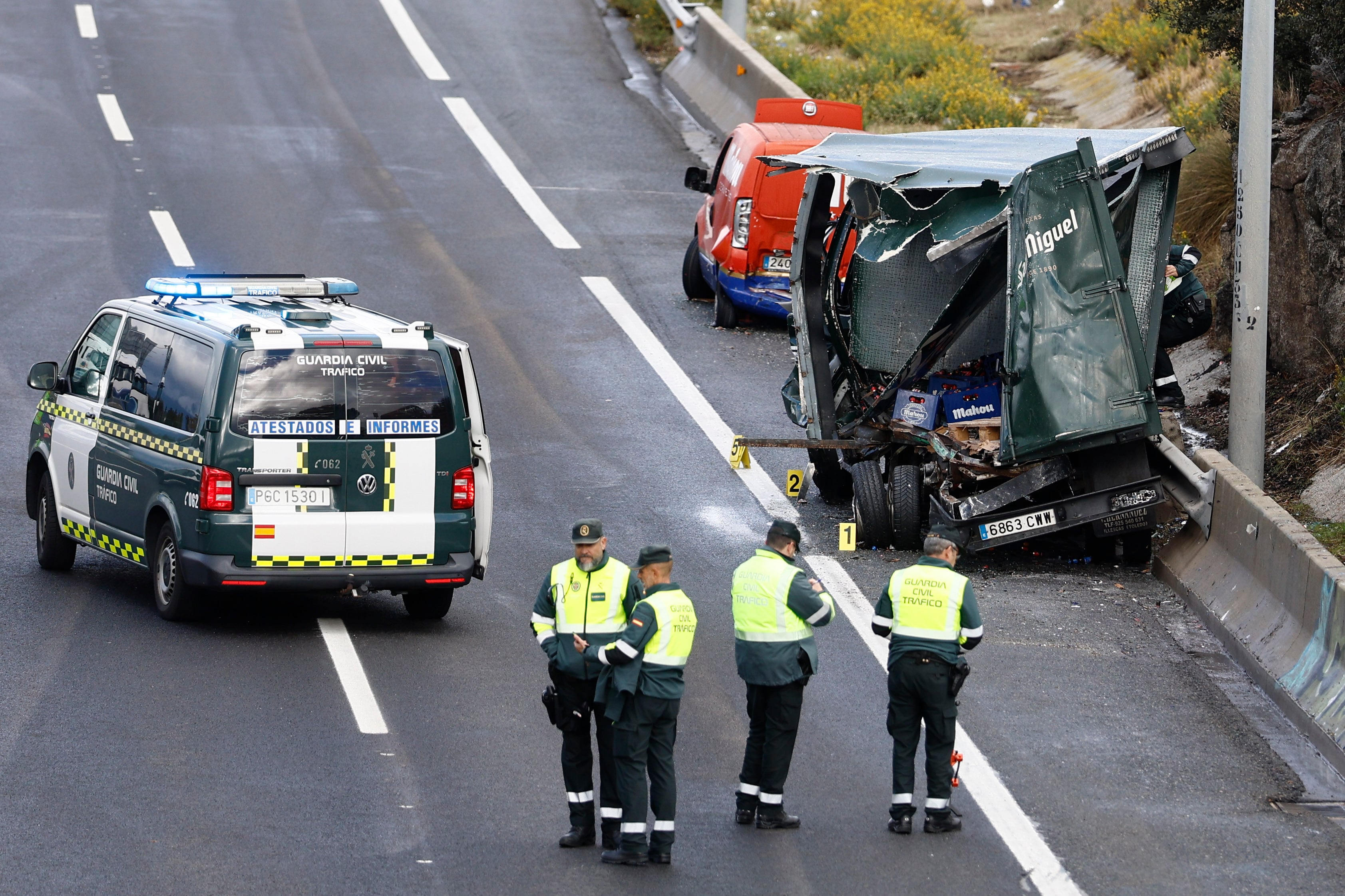 MADRID, 17/11/2025.- Veinticuatro personas han resultado heridas, dos de ellas de carácter grave y cuatro moderado, en un accidente por alcance entre un camión, un autobús y una furgoneta, ocurrido en el kilómetro 37,900 de la autovía de A Coruña (A-6), a la altura de la localidad madrileña de Collado Villalba.En la imagen, vista del camión siniestrado. EFE/ Rodrigo Jimenez
