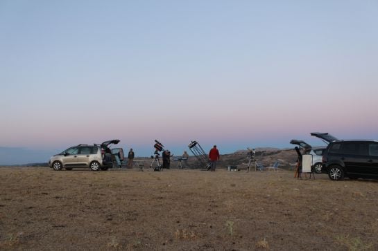 Aficionados a la astronomía preparados para observar las estrellas en Don Domingo.