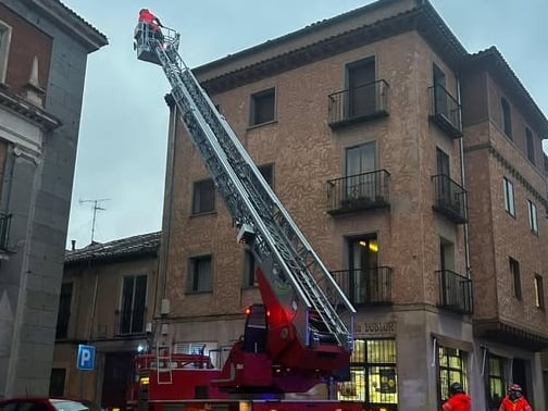 La Policía Local de Segovia interviene en quince incidentes provocados por el fuerte viento