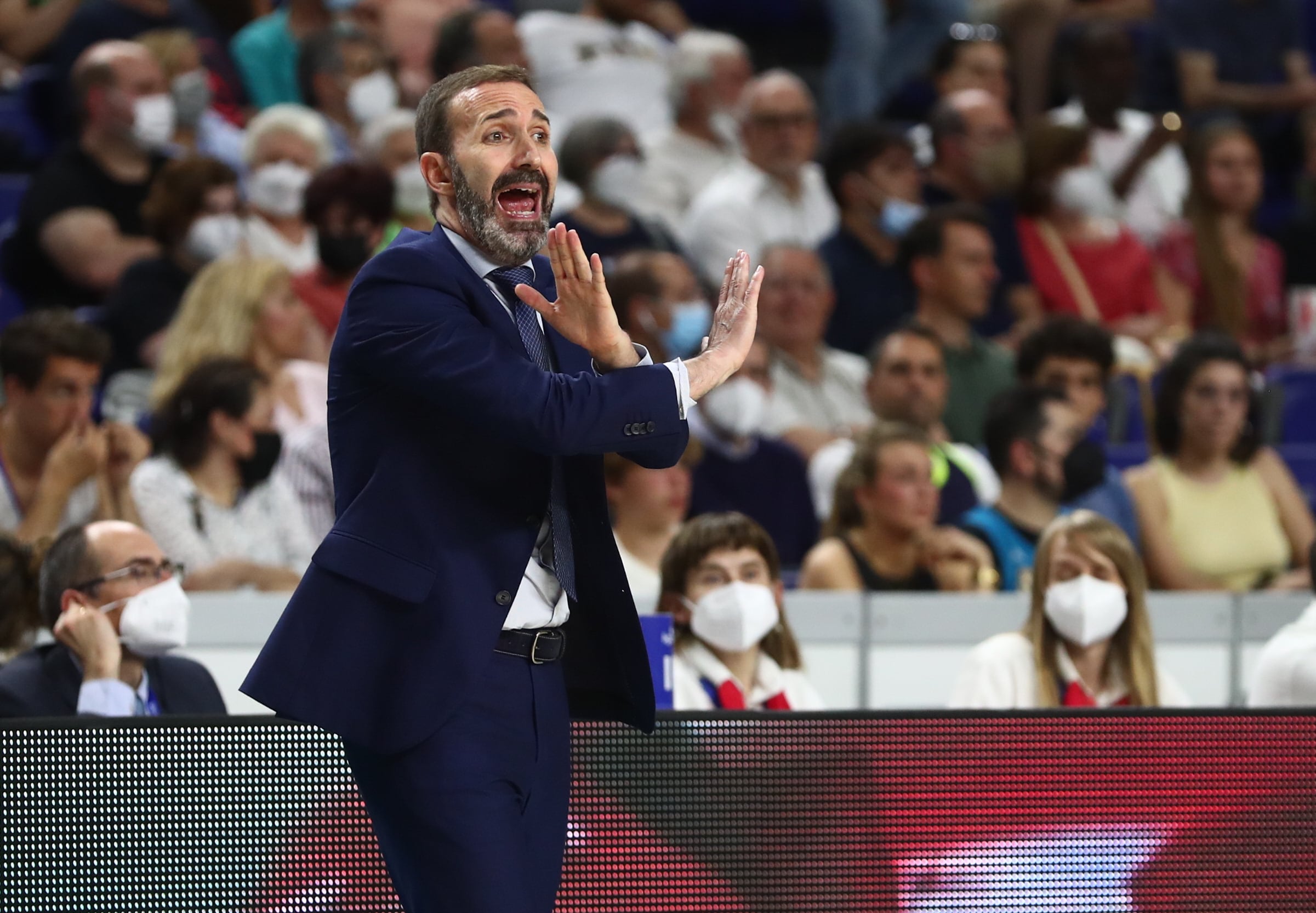 GRAF1621. MADRID, 11/05/2022.- El entrenador del UCAM Murcia, Sito Alonso, da instrucciones a sus jugadores durante el partido de la jornada 32 Liga Endesa entre el Real Madrid y el UCAM Murcia, este miércoles en el Wizink Center en Madrid. EFE/ Miguel Osés
