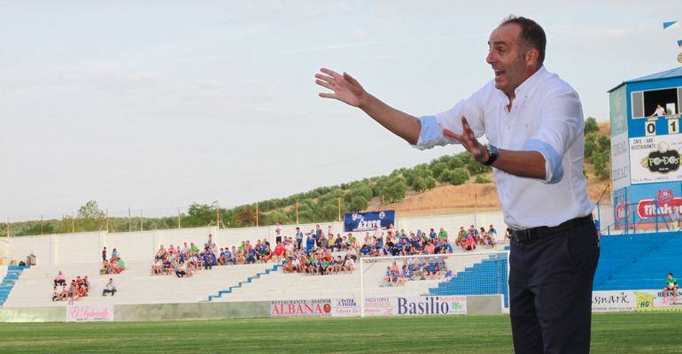 Torres en su anterior etapa como entrenador del Linares Deportivo.