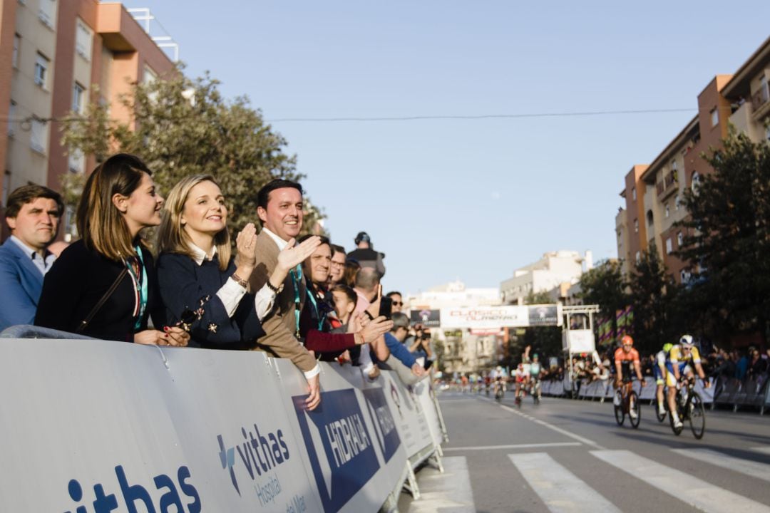 Salida y llegada de la carrera internacional en Roquetas de Mar.