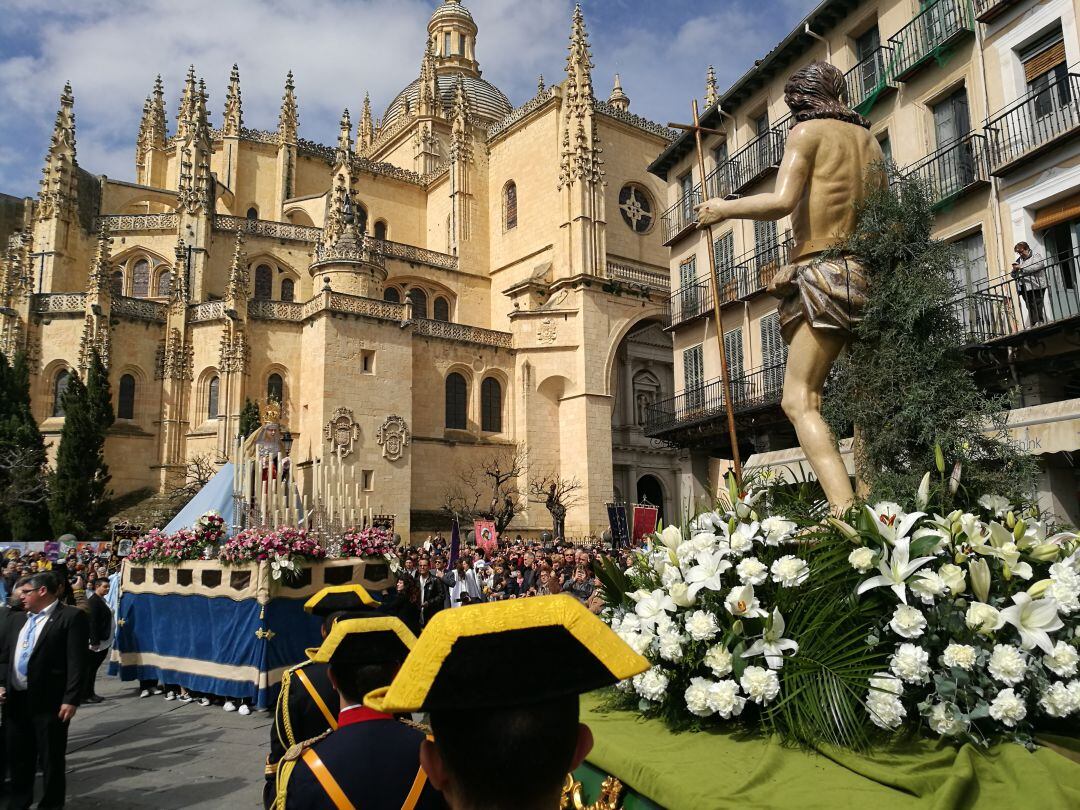 Momento del encuentro de la Virgen del Rocio con Cristo resucitado a las puertas de la catedral segoviana