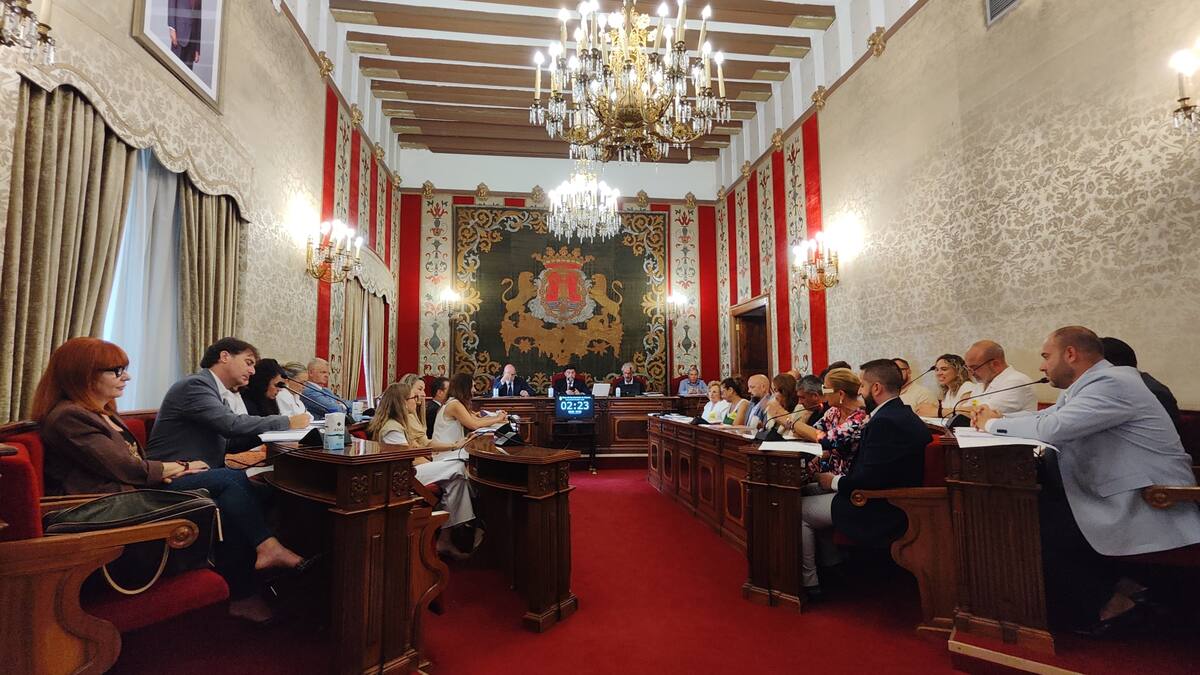 Luis Barcala, alcalde de Alicante, se dirige a Manolo Copé tras la suspensión del Pleno