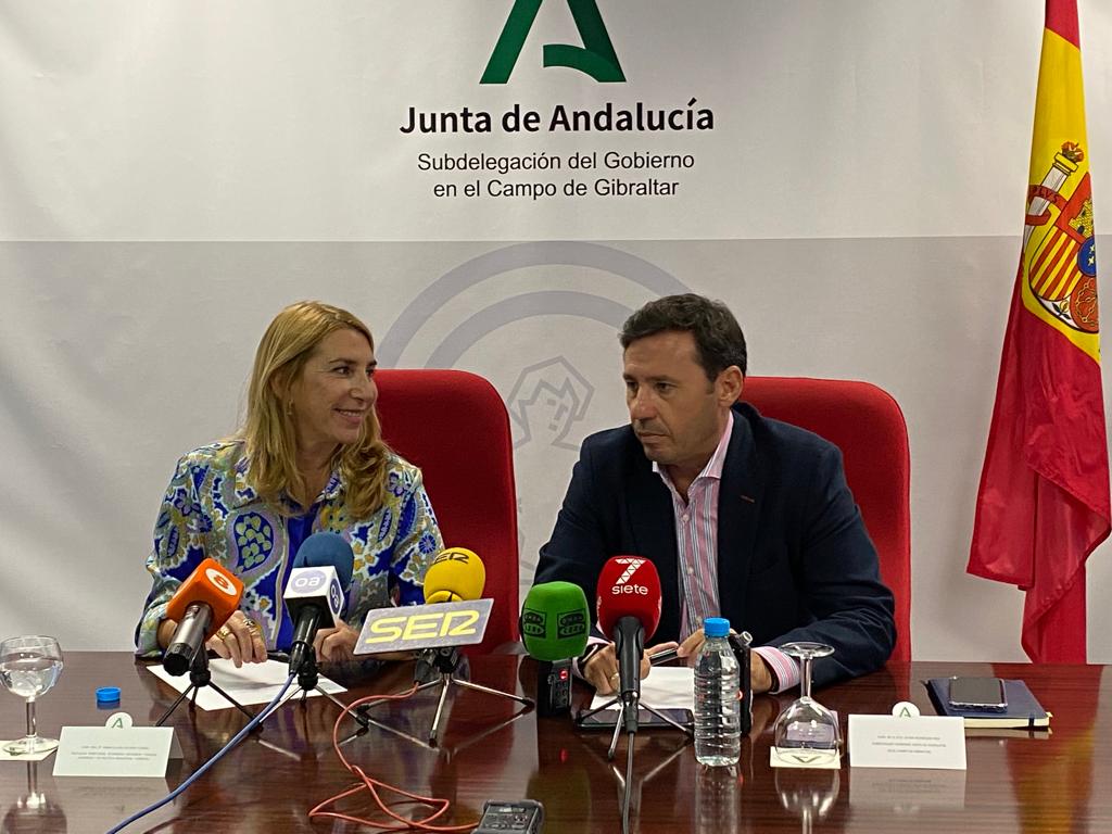 Inmaculada Olivero, delegada territorial de Economía, Hacienda y Fondos Europeos de la junta y  Javier Rodríguez Ros, subdelegado del gobierno de la junta en el Campo de Gibraltar.