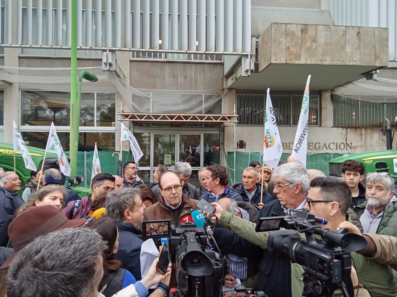 El presidente de Asaja Córdoba, Fernando Adell, atendiendo a los medios de comunicación antes de una concentración contra Mercosur