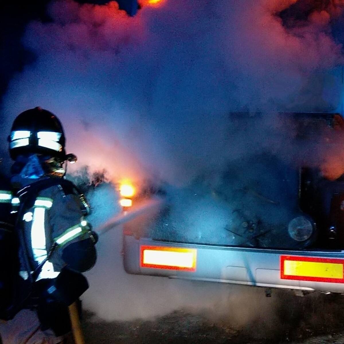 Susto en plena autovía por el incendio de un autobús lleno de pasajeros
