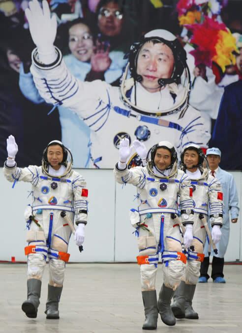Liu Boming, Zhai Zhigang y Jing Haipeng se despiden momentos antes de iniciar la misión espacial.