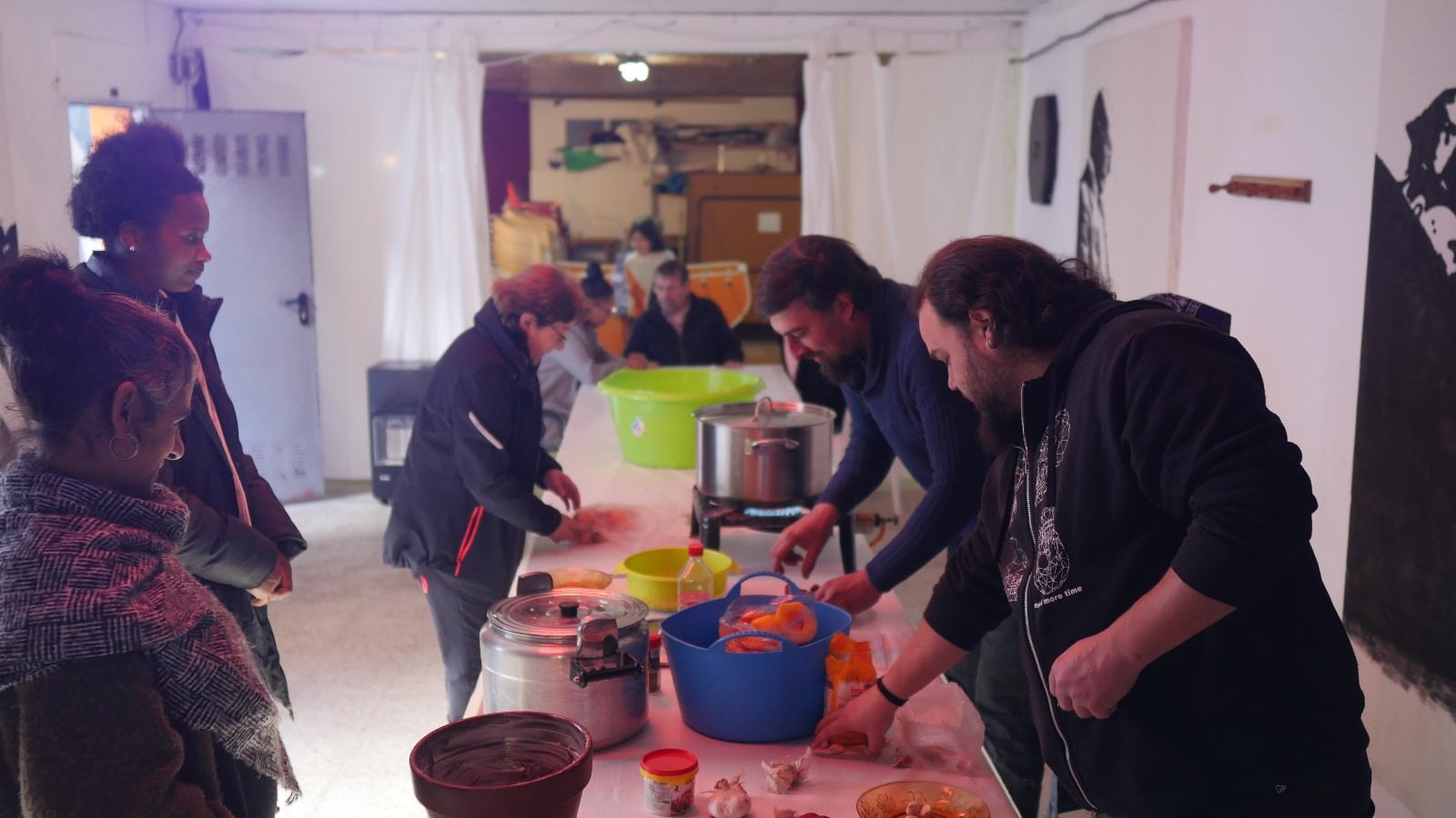 Taller de gastronomía caboverdiana organizado pola asociación Xebra en Burela.