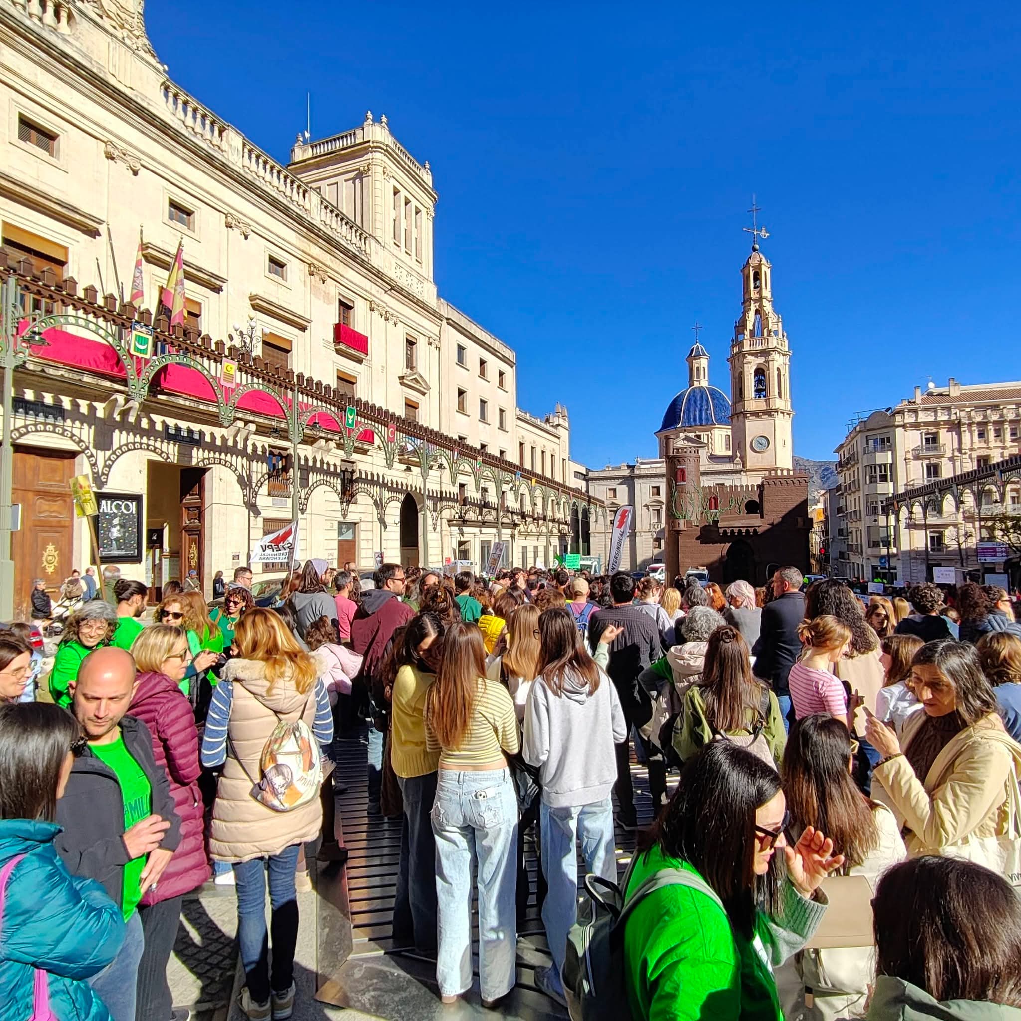 Un momento de la concentración educativa celebrada este martes en la plaza de España de Alcoy.