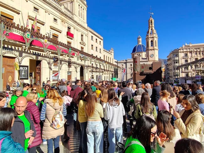 Un momento de la concentración educativa celebrada este martes en la plaza de España de Alcoy.