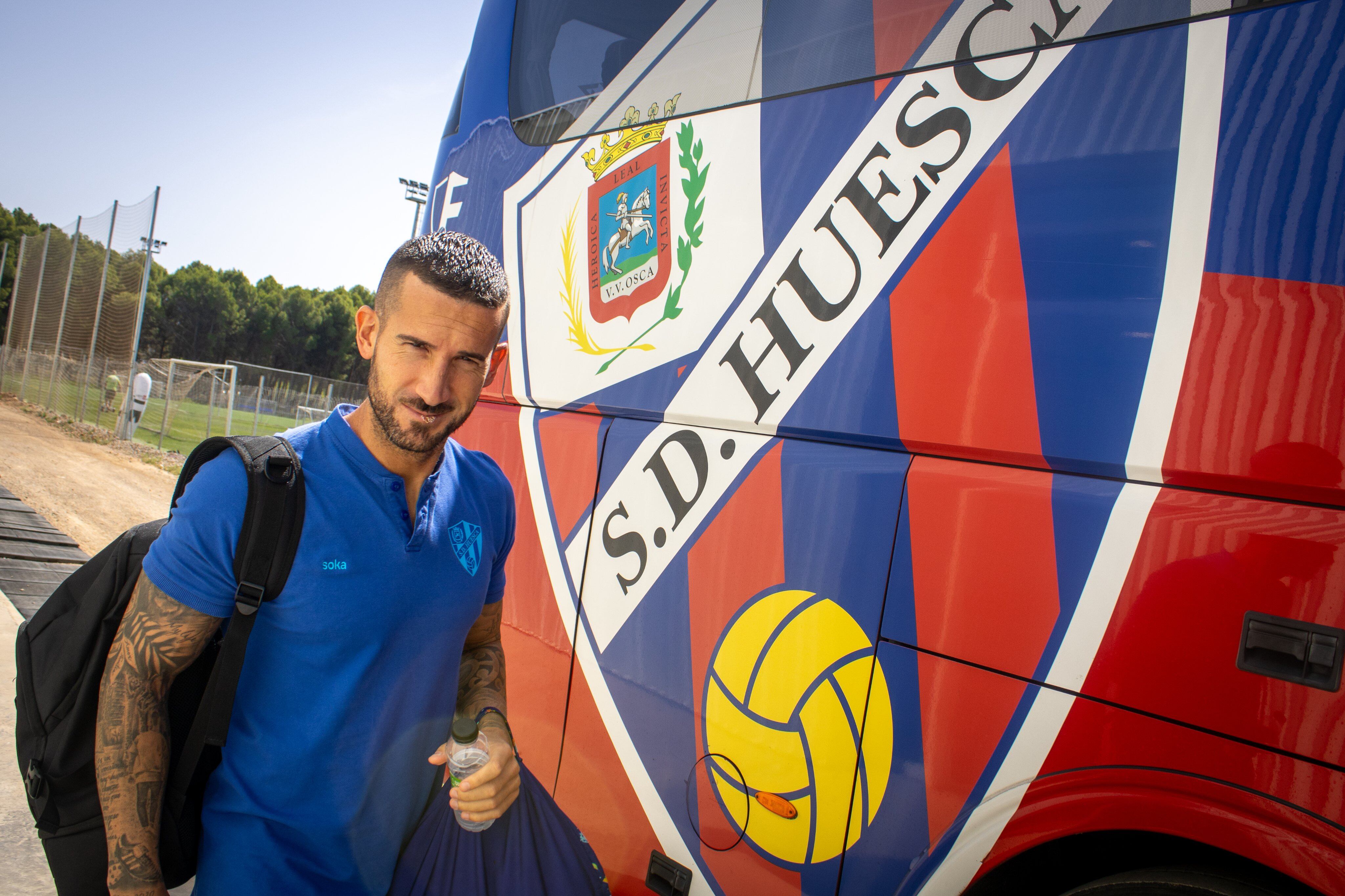 La SD Huesca viaja a Leganés. En la imagen Sielva junto al autobús azulgrana