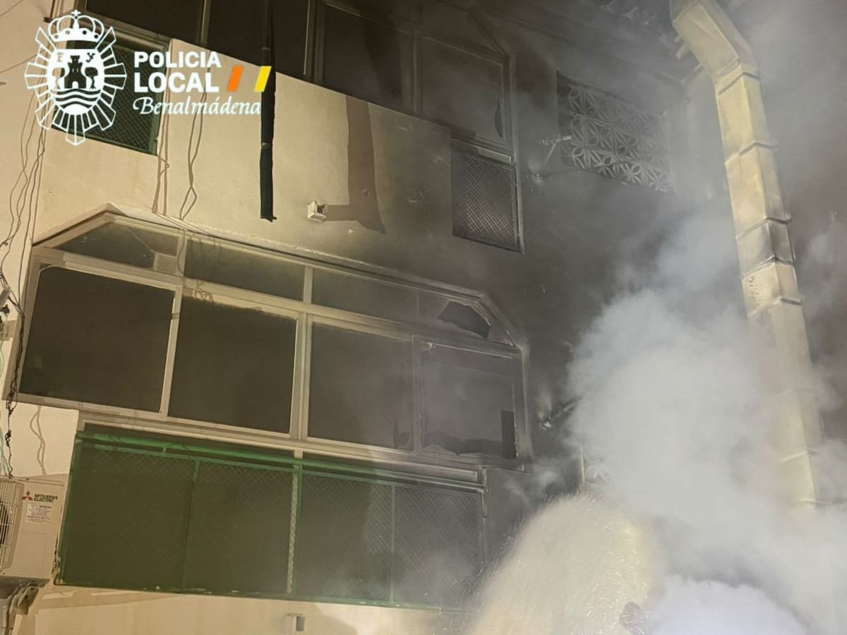 Un aparatoso incendio en Benalmádena arrasa dos locales y diez vehículos
