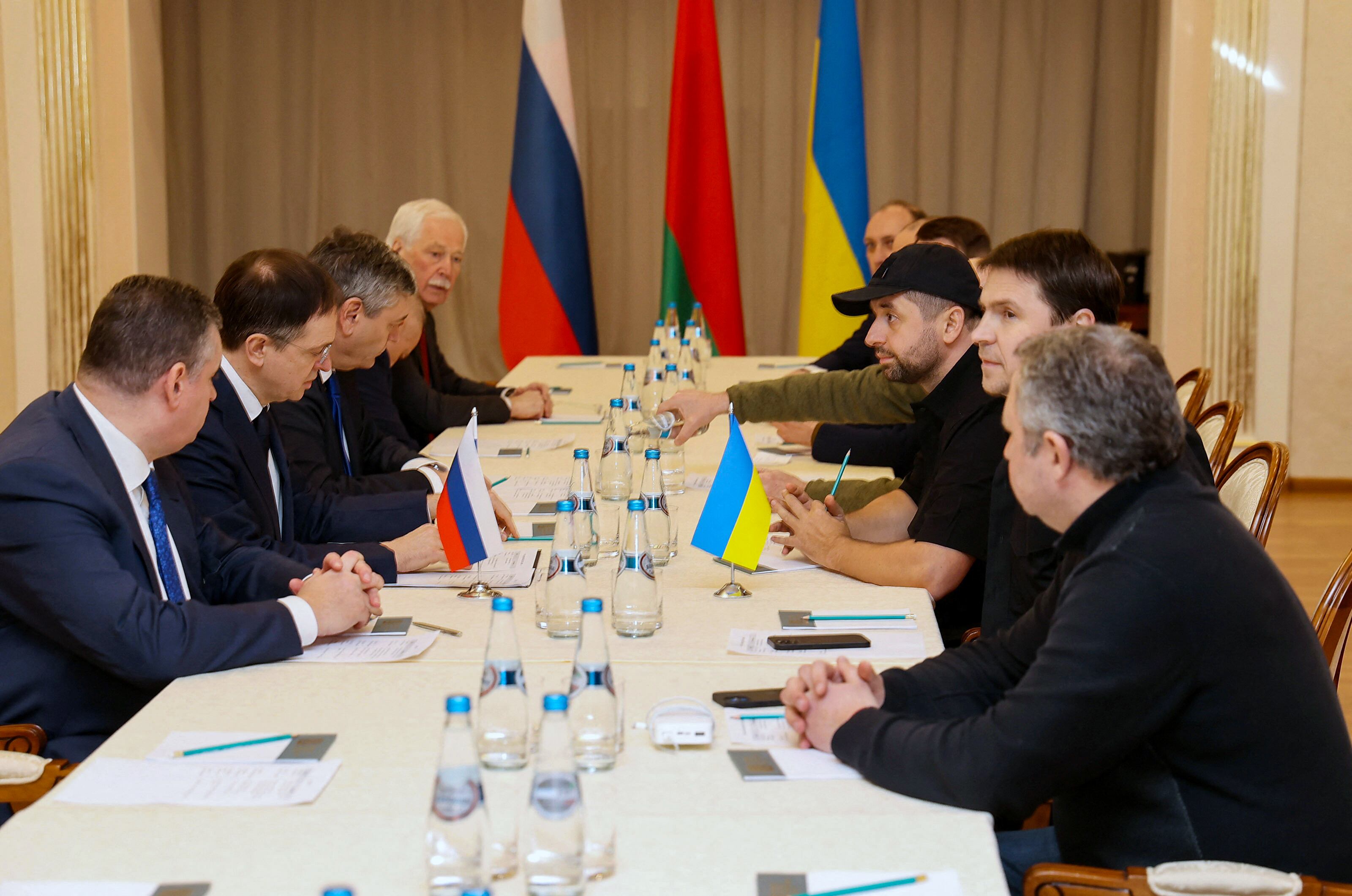 Las delegaciones negociadoras de Ucrania y Rusia durante uno de los encuentros en Bielorrusia