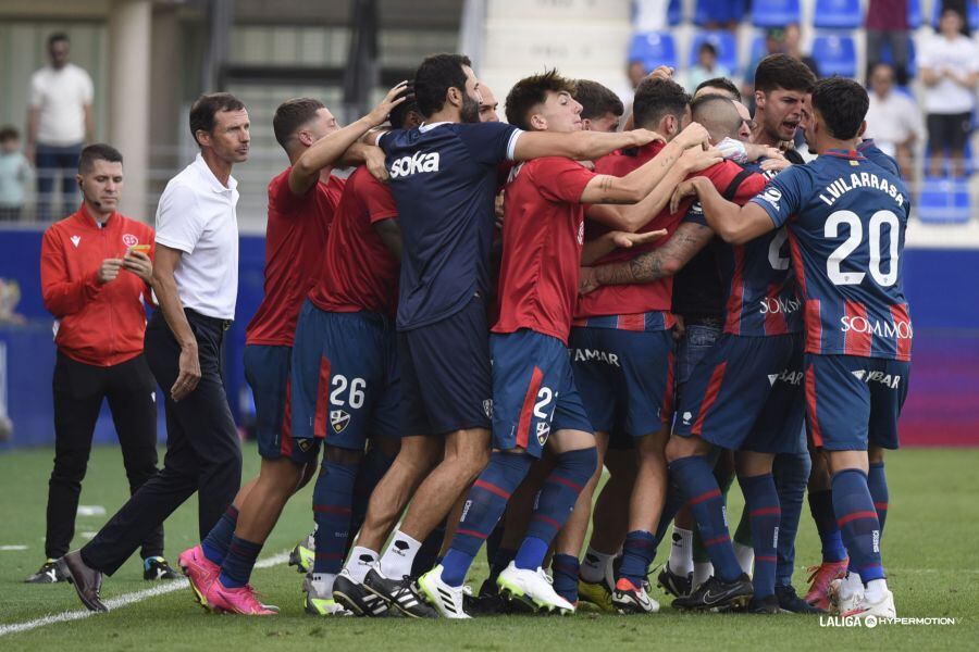 El Huesca celebrando el segundo gol que suponía el empate
