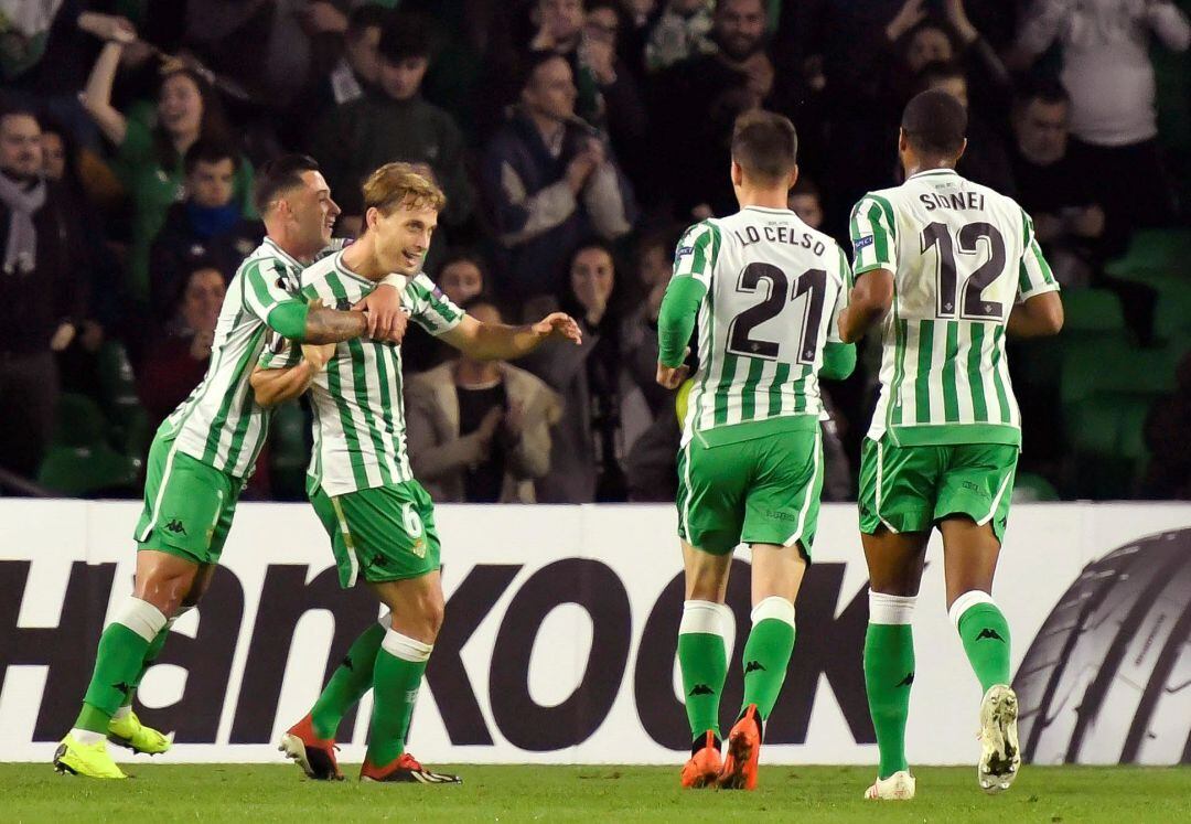 El centrocampista del Betis Sergio Canales celebra el primer gol del equipo ante el Olympiacos.