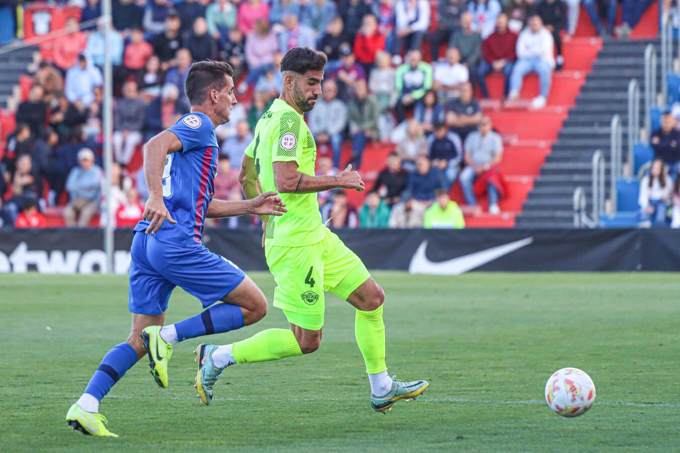 Eneko Undabarrena, jugador del Intercity, frente al Eldense, en el Pepico Amat