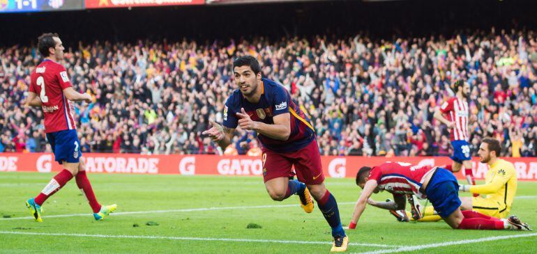 Luis Suárez celebra el 2-1 del Barcelona al Atlético de Madrid.