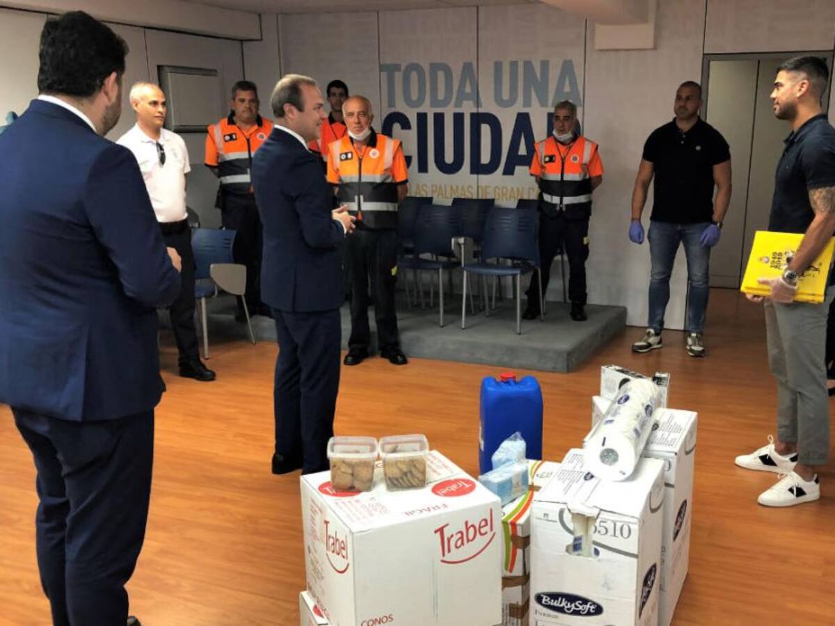 El capitán Aythami Artiles entrega material sanitario al Ayuntamiento