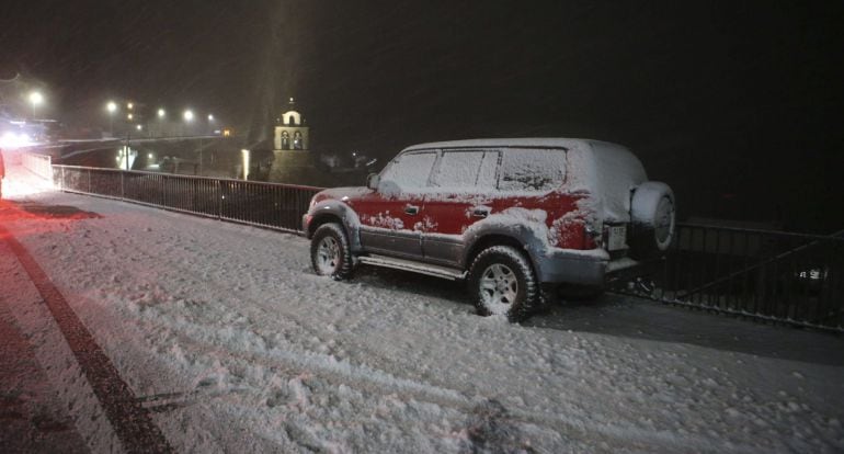 La nieve cayó en A Gudiña (Ourense) en la madrugada del jueves al viernes.