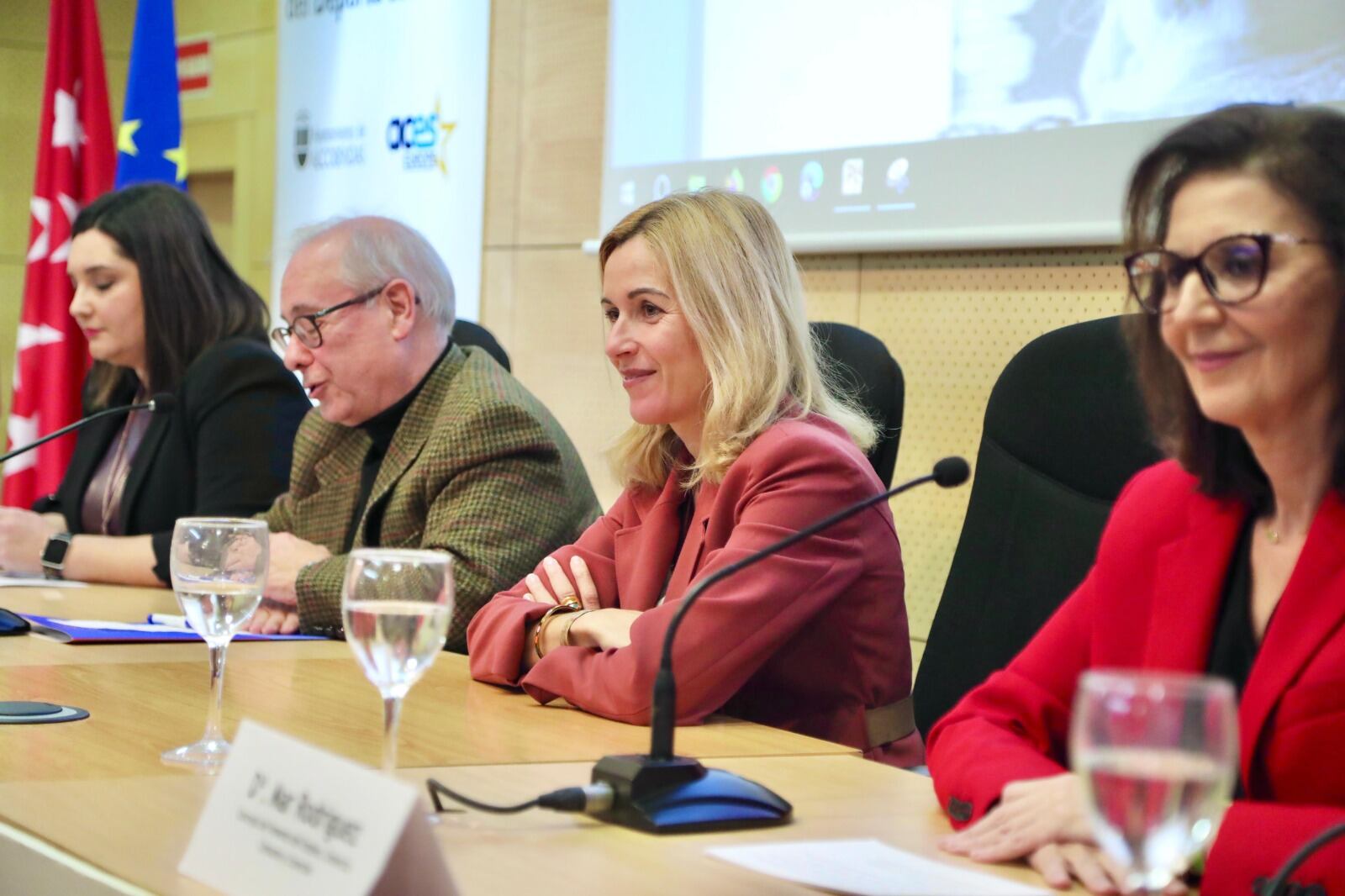 La alcaldesa de Alcobendas, Rocío García Alcántara, y el presidente de AICA, Javier Beitia