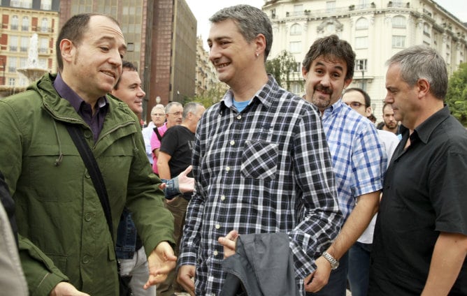 Los dirigentes de EH Bildu, Oskar Matute y Pello Urizar, junto al portavoz de Sortu, Pernando Barrena y el presidente de esta formación, Asier Arraiz, durante la concentración realizada esta mañana ante la subdelegación del Gobierno en la Plaza Moyúa de B