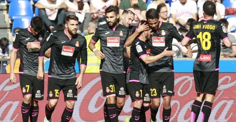 Los jugadores del Espanyol celebran un gol en Riazor