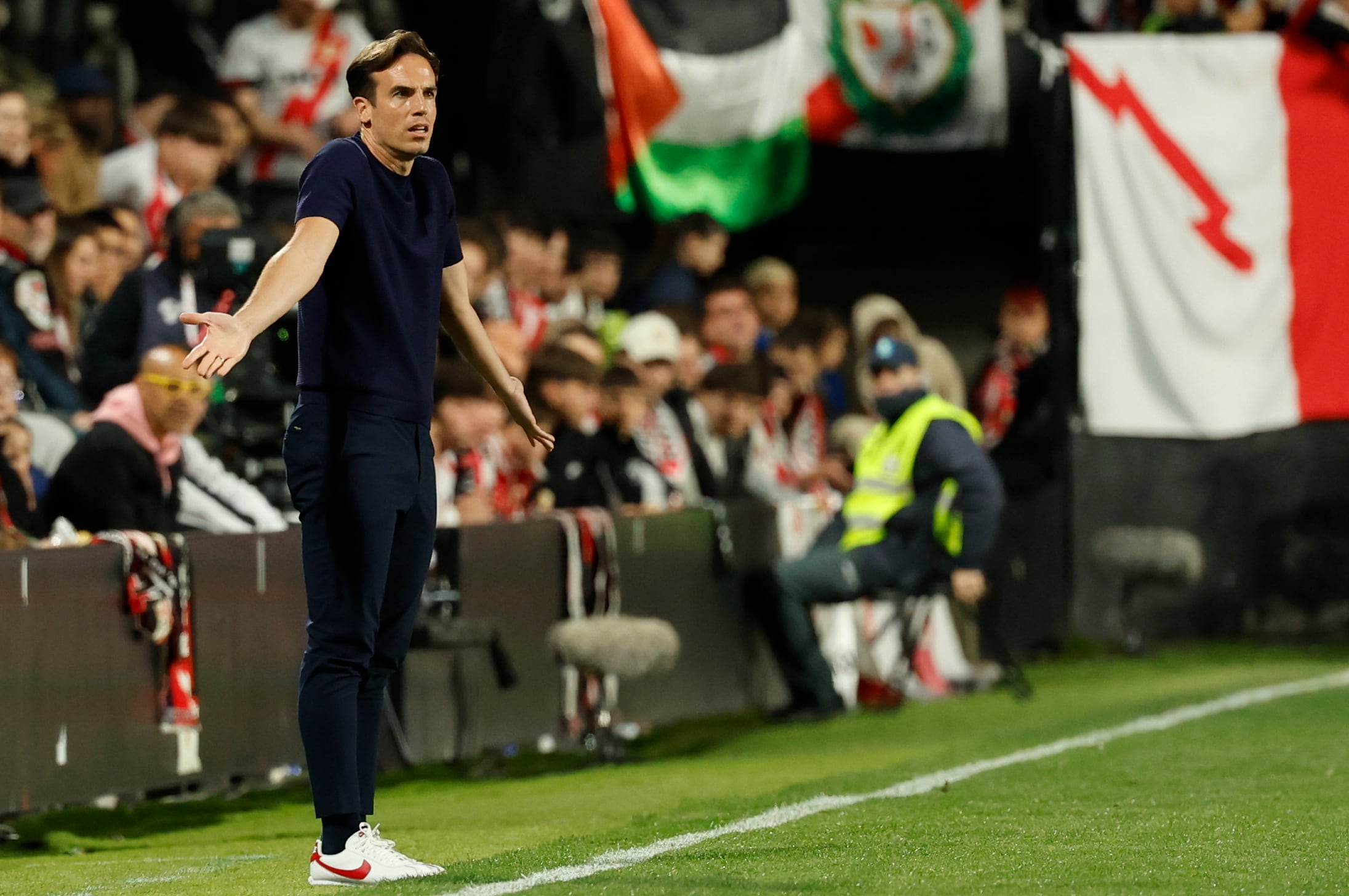 MADRID, 03/04/2026.- El entrenador del Rayo, Íñigo Pérez, durante el partido de LaLiga de fútbol que Rayo Vallecano y Elche CF disputan este viernes en el estadio de Vallecas, en Madrid. EFE/Mariscal