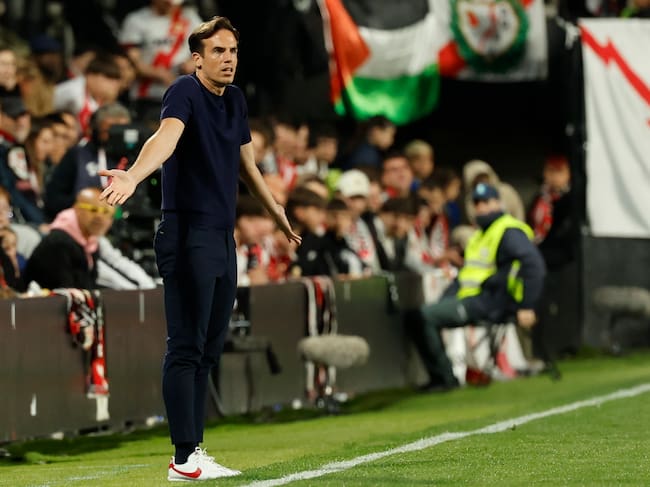 MADRID, 03/04/2026.- El entrenador del Rayo, Íñigo Pérez, durante el partido de LaLiga de fútbol que Rayo Vallecano y Elche CF disputan este viernes en el estadio de Vallecas, en Madrid. EFE/Mariscal