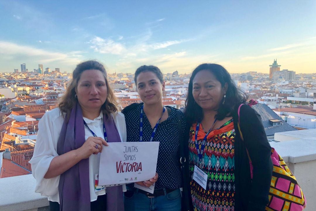 De izquierda a derecha, Luz Amparo Vásquez, Amaya Coppens y Jackeline Romero en la terraza de la Cadena SER