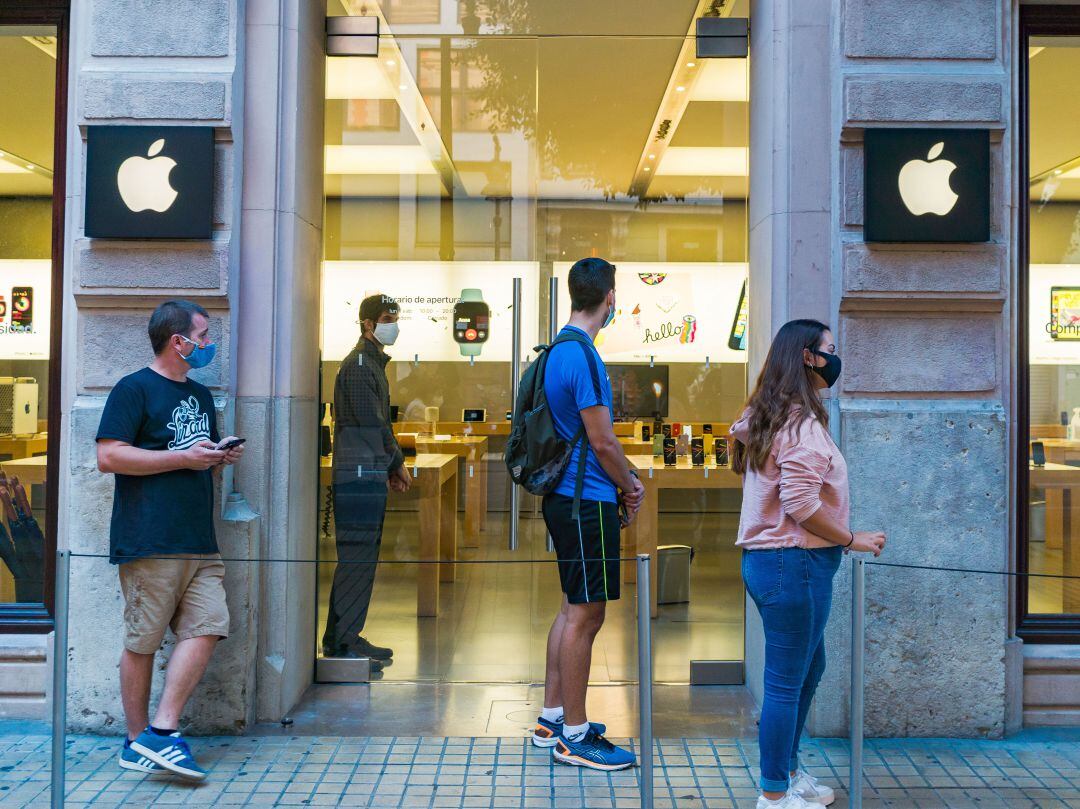 Entrada de la tienda de Apple en la calle Colón de València.