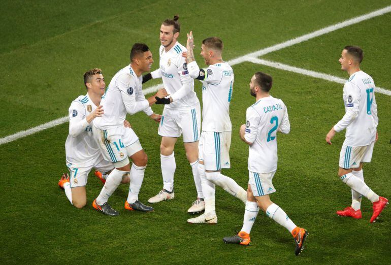 Los jugadores del Real Madrid felicitan a Casemiro por su gol.