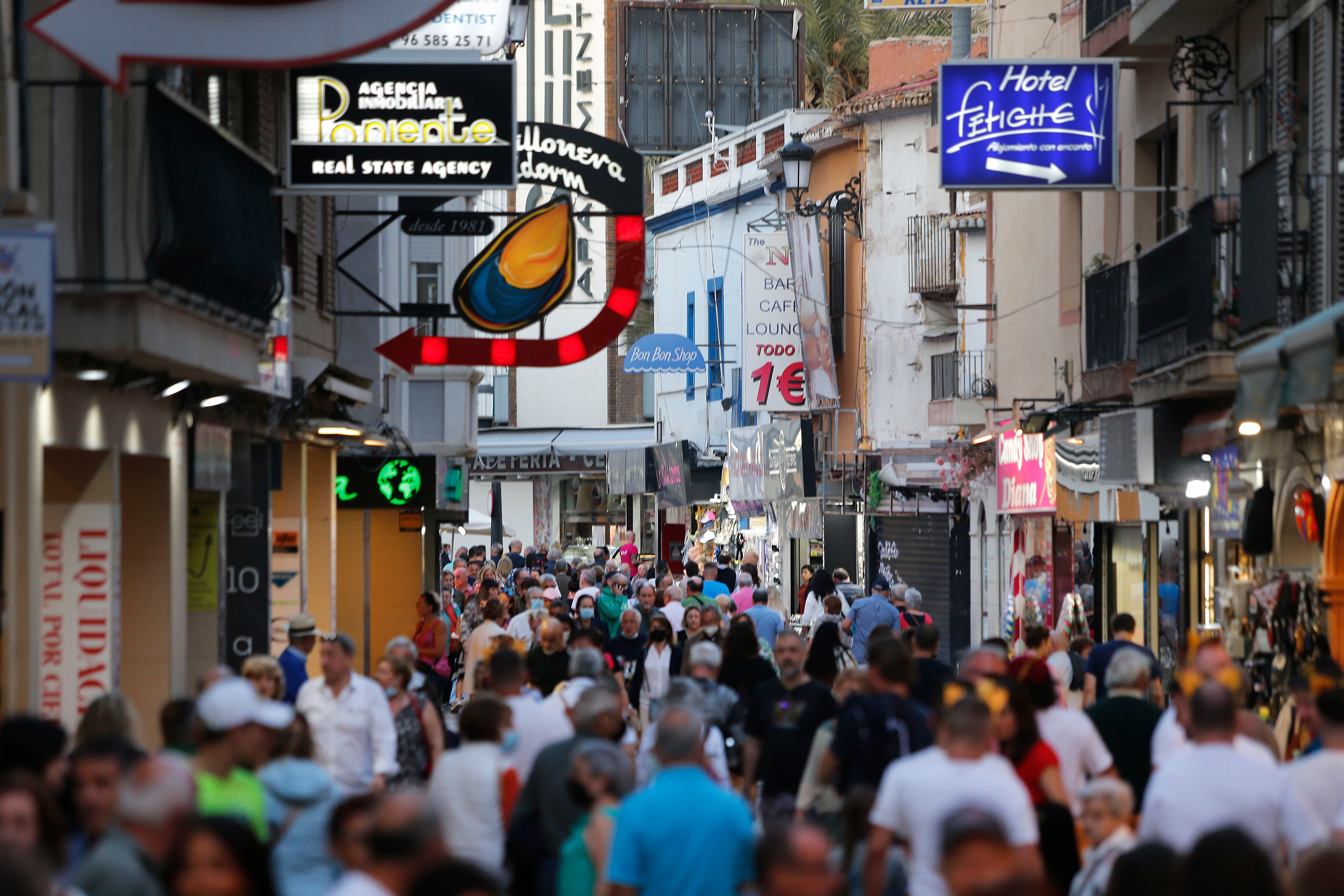 Miles de turistas disfrutan este viernes de las altas temperaturas del levante español en ciudades como la de Benidorm durante este puente de mayo. EFE / Manuel Lorenzo