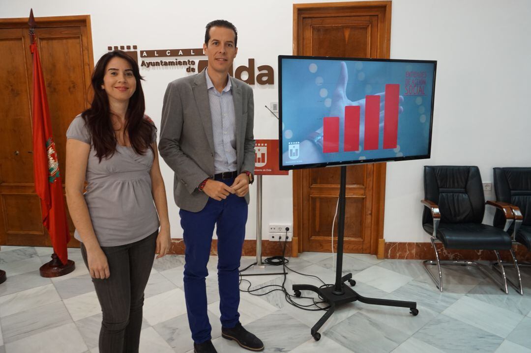 Alba García, edil de Servicios Sociales, junto a Rubén Alfaro, alcalde de Elda