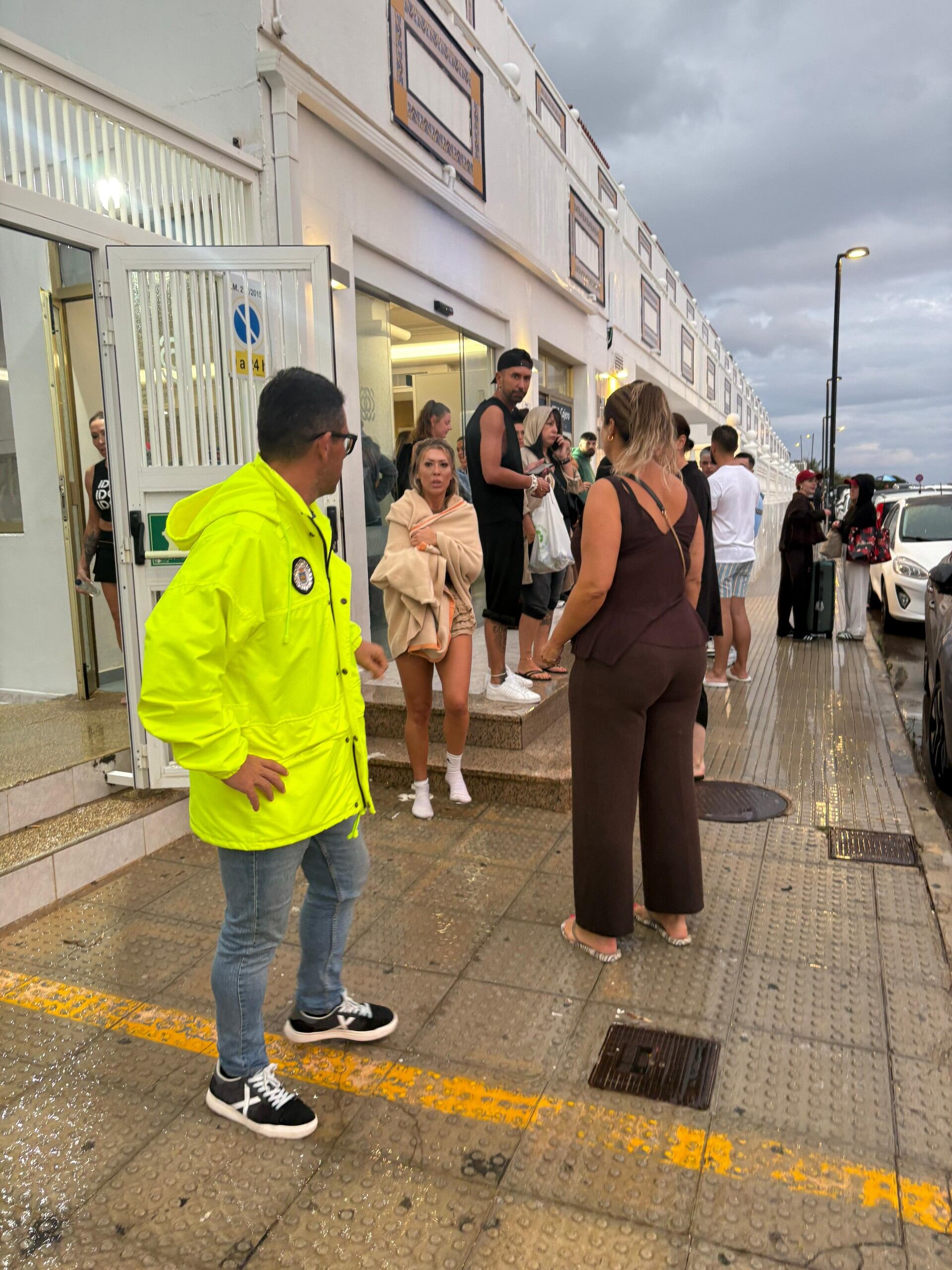 El alcalde de Ibiza junto a clientes del hotel