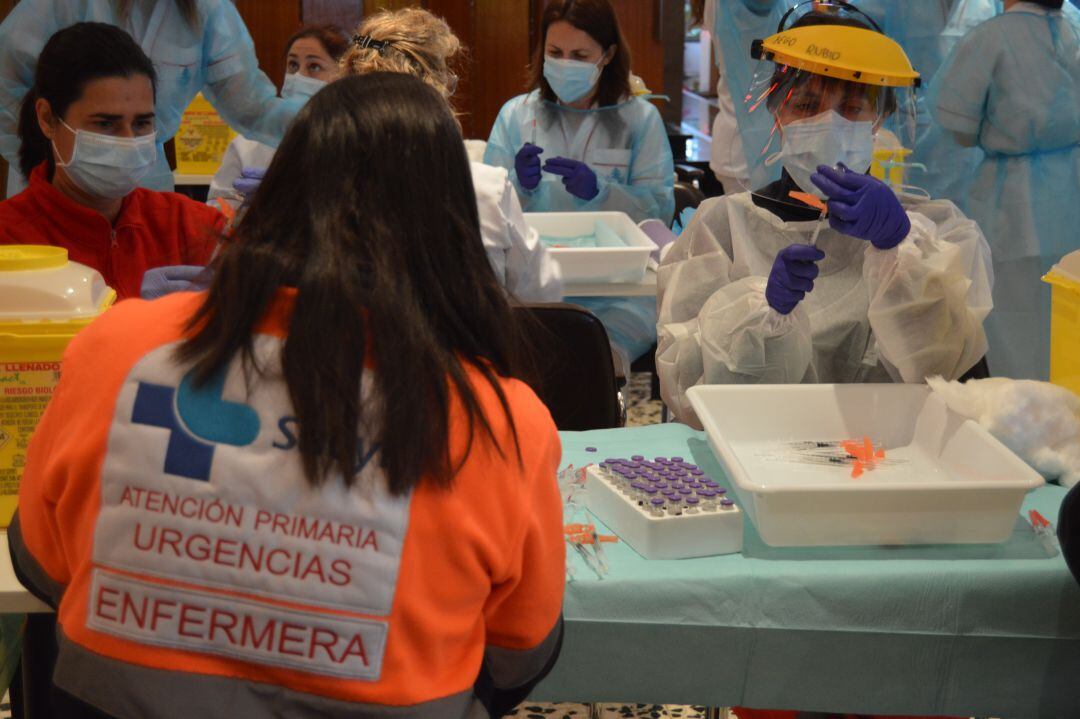 Enfermeras de Atención Primaria vacunan al personal sanitario del Hospital San Juan de Dios